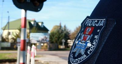 20-latek przechodził przy czerwonym świetle. Był poszukiwany